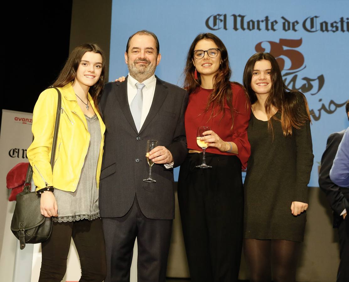 Jaime Rojas con sus hijas Olivia, Carolina y Candela.