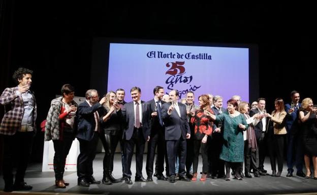 Imagen principal - En la imagen superior, un brindis por los 25 años de la delegación de El Norte en Segovia. A la izquierda, los invitados en el patio de butacas. A la derecha, el mago Miguelillo durante uno de sus trucos.
