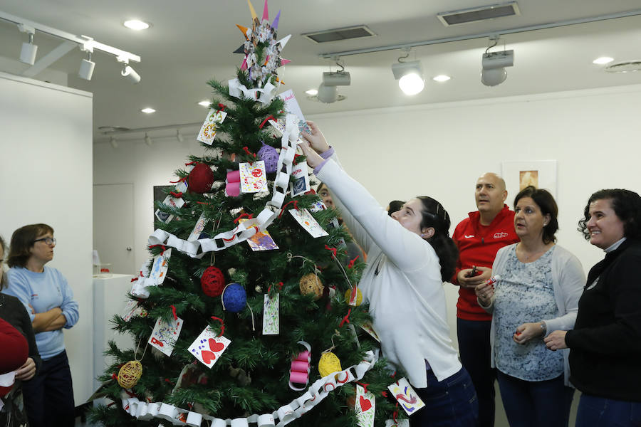 Decoran su árbol de Navidad con las obras de los participantes en taller de artes plásticas