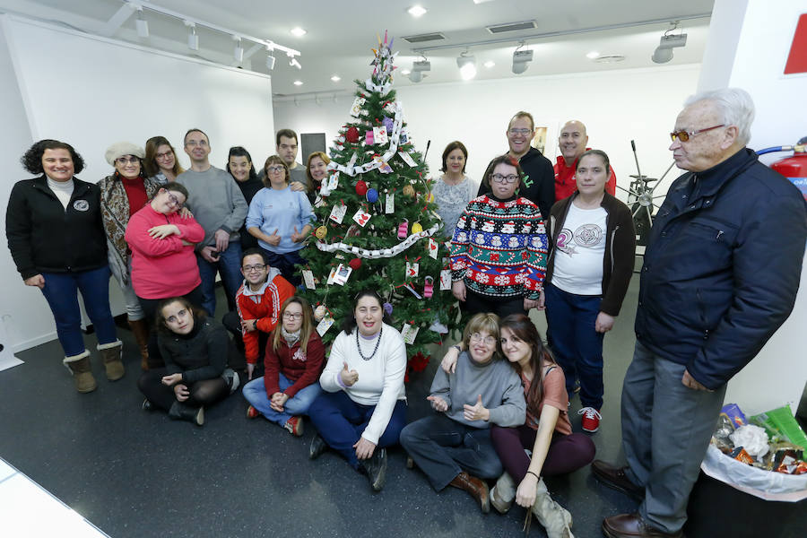 Decoran su árbol de Navidad con las obras de los participantes en taller de artes plásticas