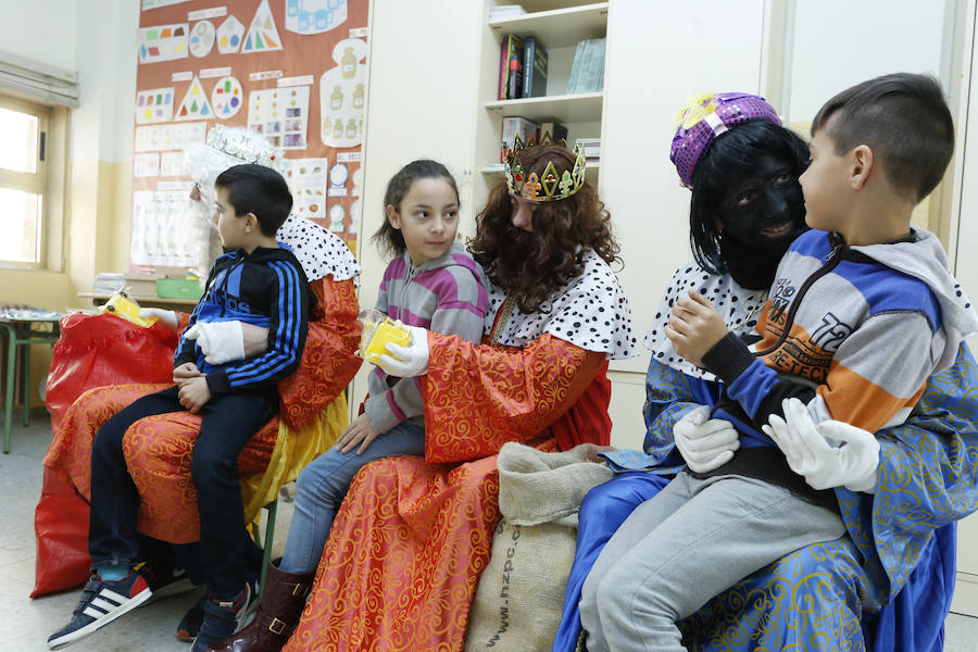 Los Reyes Magos llegan al colegio de la Caja gracias a Insolamis