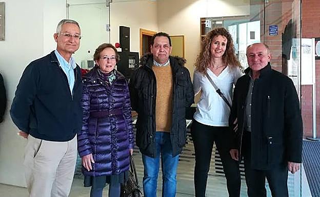 Miembros de la asociación, durante su visita al Centro de Investigación del Cáncer de Salamanca. 