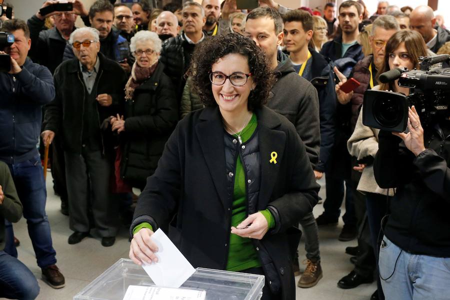 Los principales líderes de las diferentes fuerzas políticas que concurren a las elecciones, votan en sus respectivos colegios electorales.