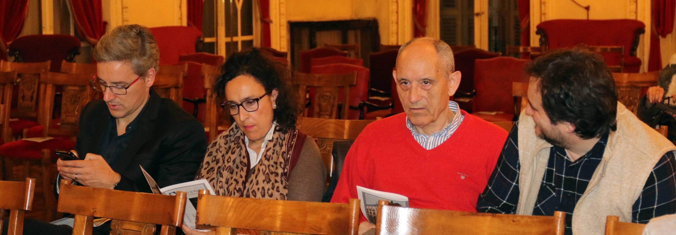 La obra, editada por Vitruvio, recoge distintos destellos de la trayectoria lírica del autor desde 1983 hasta 2014