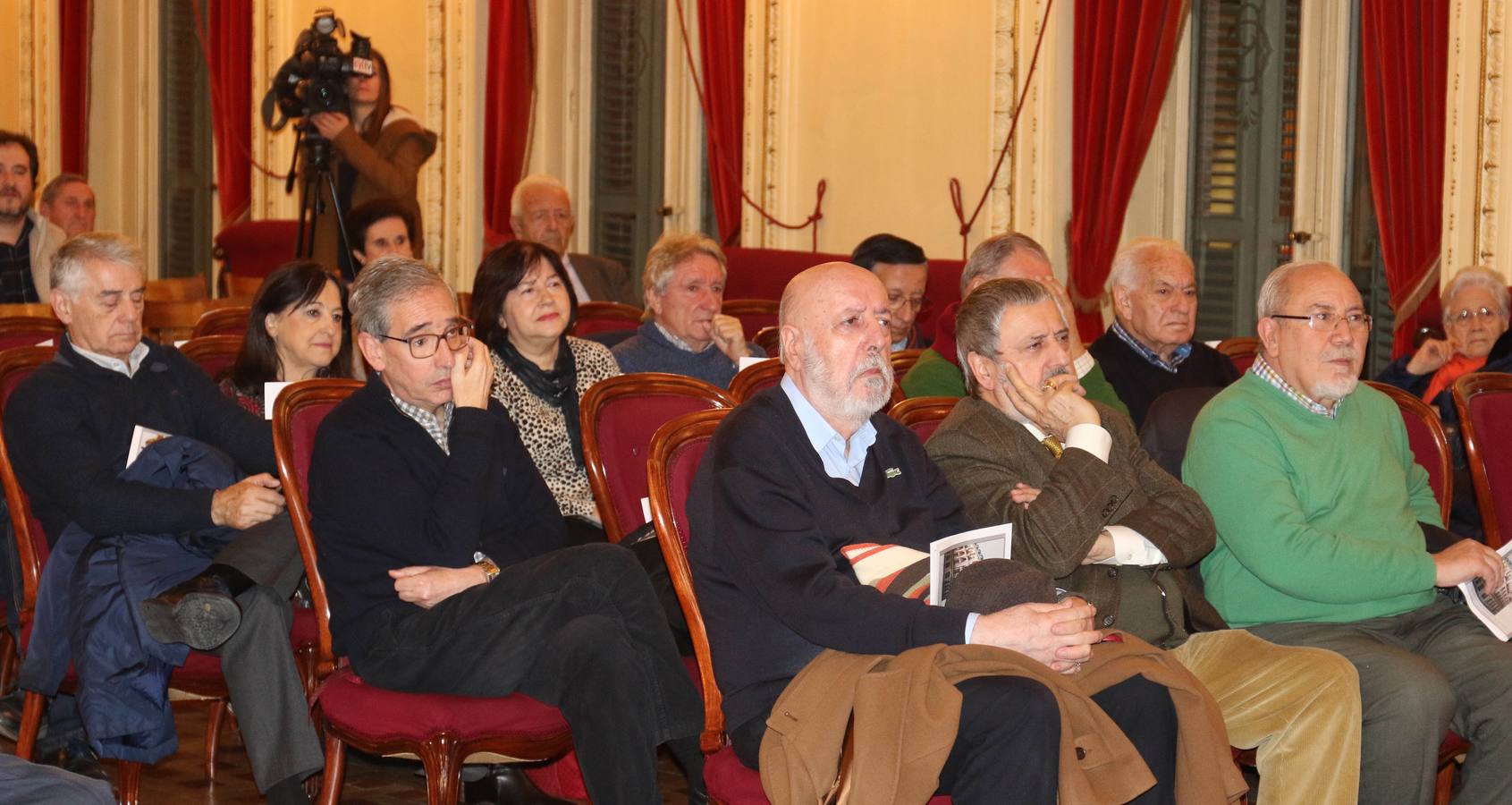 La obra, editada por Vitruvio, recoge distintos destellos de la trayectoria lírica del autor desde 1983 hasta 2014