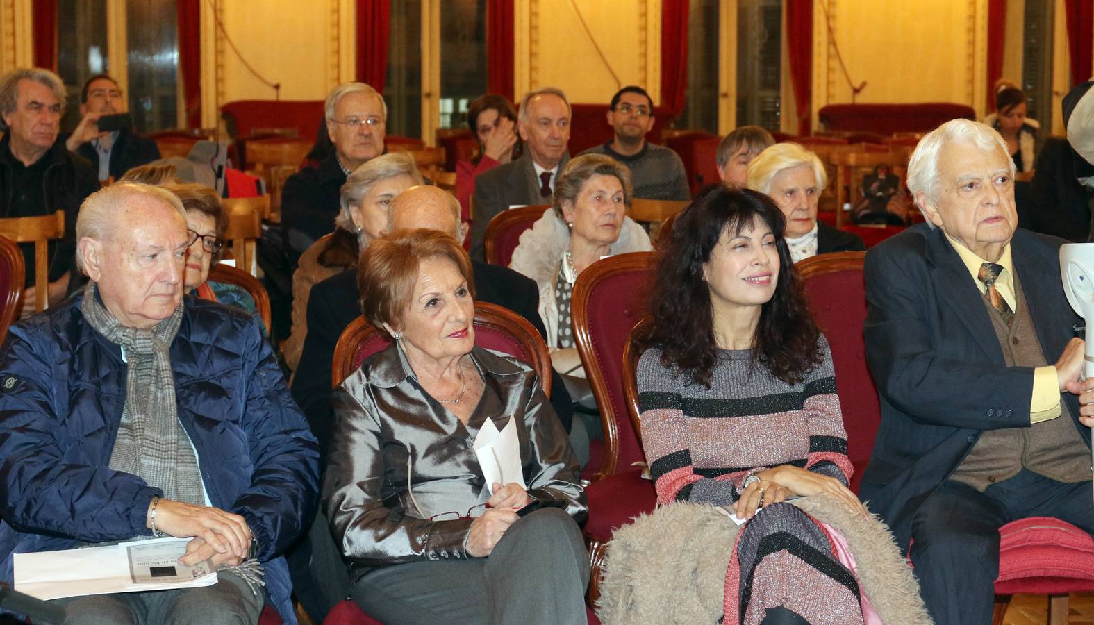 La obra, editada por Vitruvio, recoge distintos destellos de la trayectoria lírica del autor desde 1983 hasta 2014