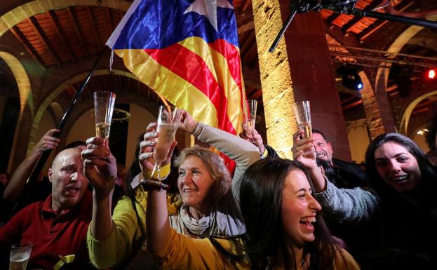 Nacionalistas catalanes brindan con cava tras conocerse los resultados.