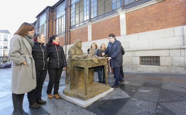 El alcalde, junto a la nueva escultura.