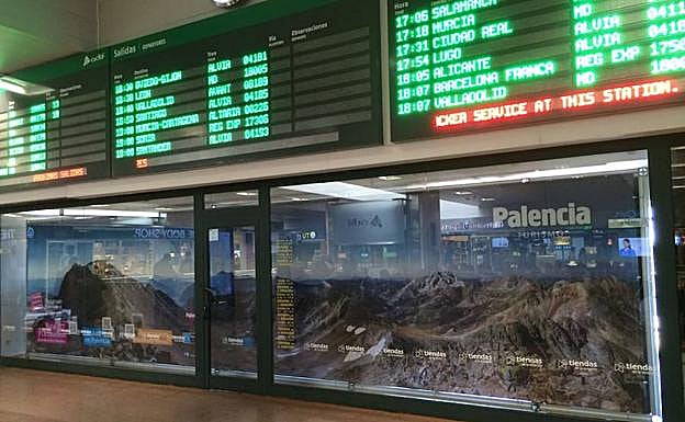 Cartel de la Montaña Palentina, debajo de los indicadores del movimiento de trenes en Chamartín. 