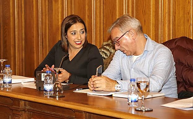 Los ediles del PSOE Miriam Andrés y Ángel D. Miguel.