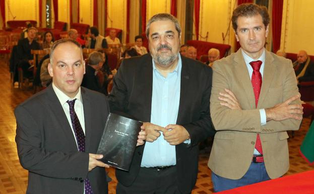Carlos Aganzo, en el centro de la imagen, junto a Pablo Méndez, editor de Vitruvio y Fernando Conde. 