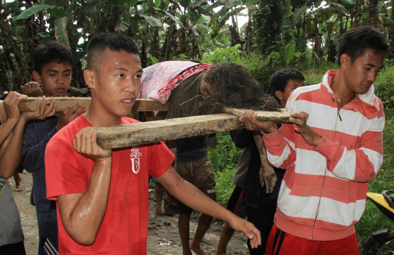 La Policía, que ha alertado de la presencia de peligrosos aludes de lodo, ha señalado que la mayoría de las víctimas mortales han sido registradas en la isla de Mindanao