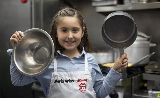 María Arias, en la cocina del restaurante que sus padres regentan en Valladolid.