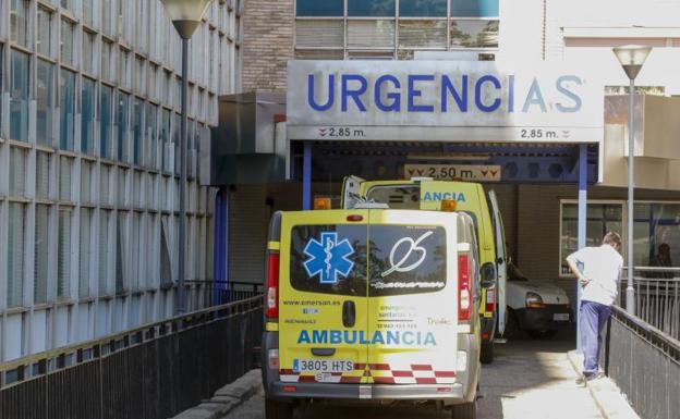 Entrada de las ambulancias a Urgencias del Hospital Virgen de la Vega.