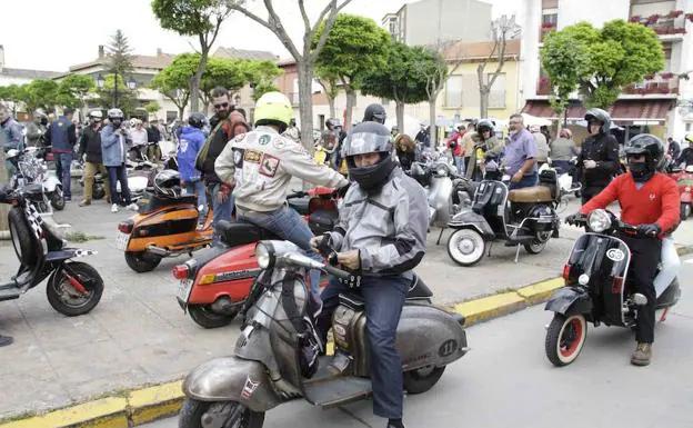 Participantes en una concentración de scooter en Peñafiel