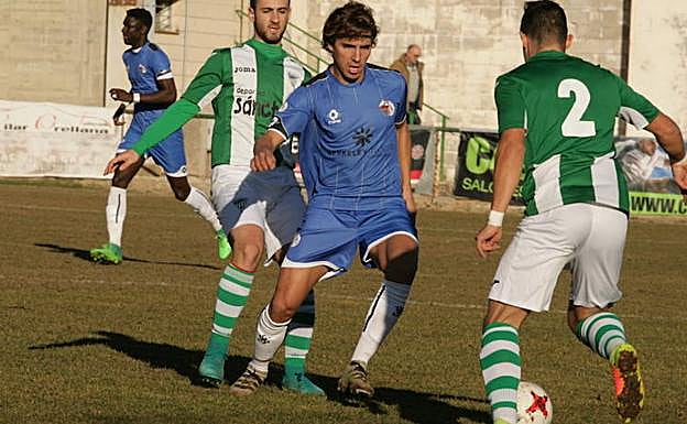 Sergio Ramos presiona a un rival de la Cebrereña en el partido .