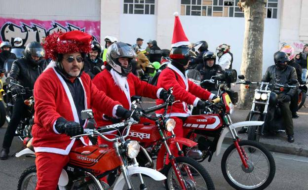 Motos de todo tipo han recorrido buena parte de la ciudad con pilotos muy navideños