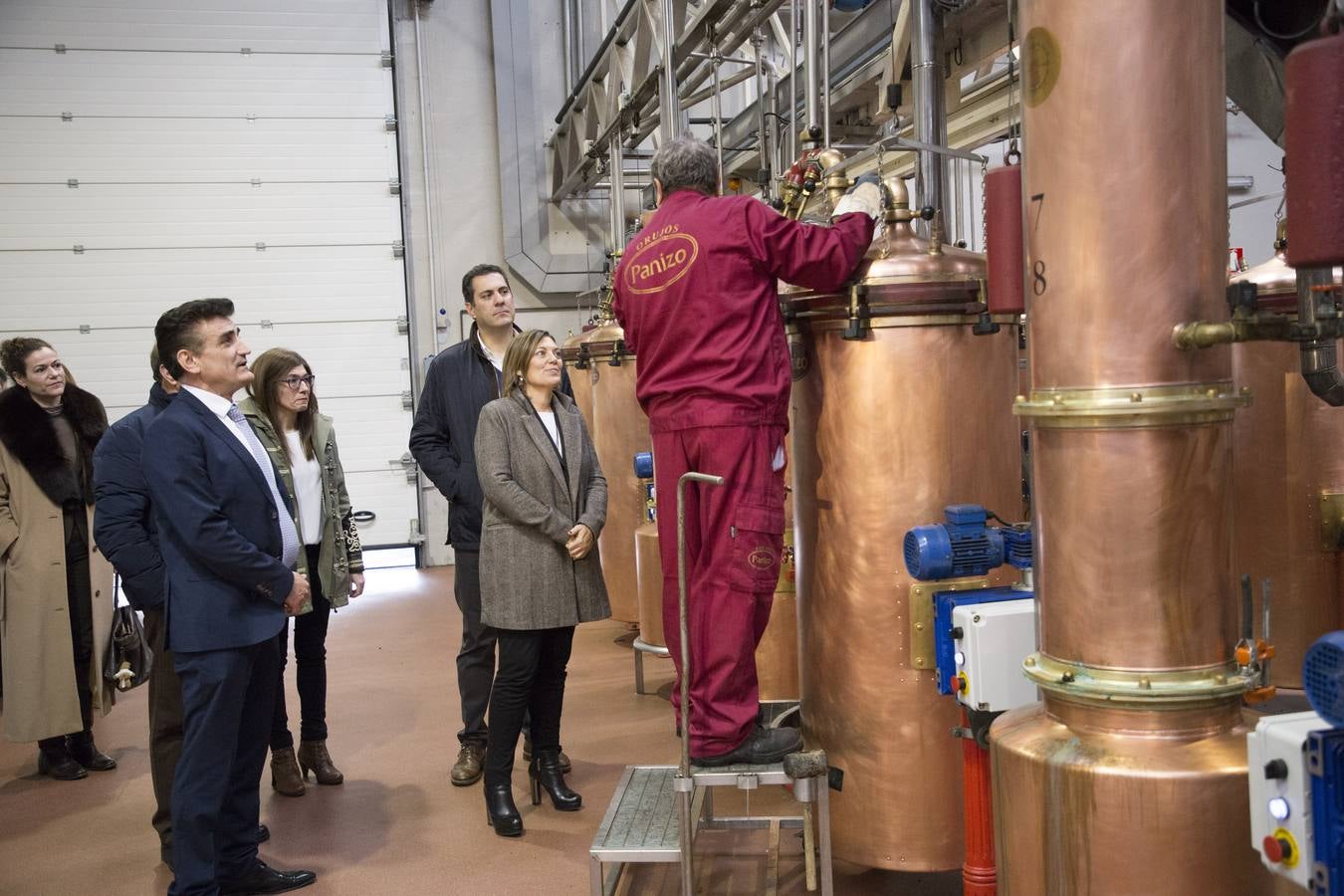 Milagros Marcos ha recorrido las instalaciones de la mayor industria de bebidas espirituosas de Castilla y León ubicada en la localidad de Camarzana de Tera