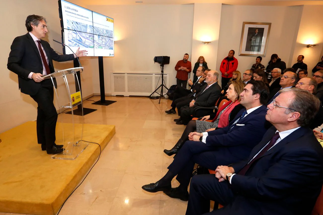 El ministro de Fomento, Íñigo de la Serna, preside en Oviedo el acto de presentación de la Línea Alta Velocidad León-Asturias León-Pola de Lena. 