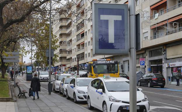 Taxis estacionados en una parada de la capital. 