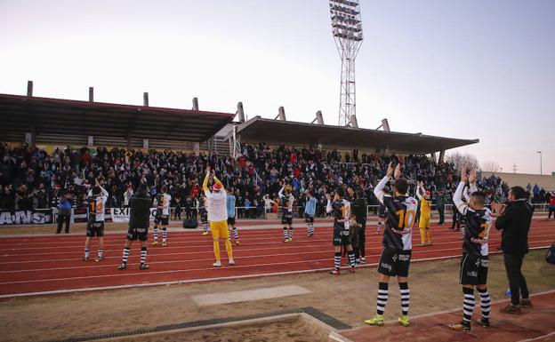 Los jugadores de Unionistas agradecen el apoyo a sus aficionados tras la victoria ante el Ávila. 