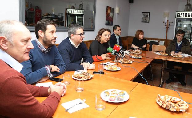 Dirigentes del PSOE, con Miriam Andrés en el centro, durante el desayuno con periodistas.