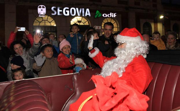 Papá Noel saluda a los pequeños minutos después de llegar en tren a la vieja estación de ferrocarril. 