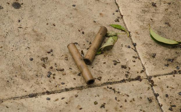 Restos de pirotecnia en la calle Murillo en el barrio de Peñamefecit en Jaén, donde sucedieron los hechos.