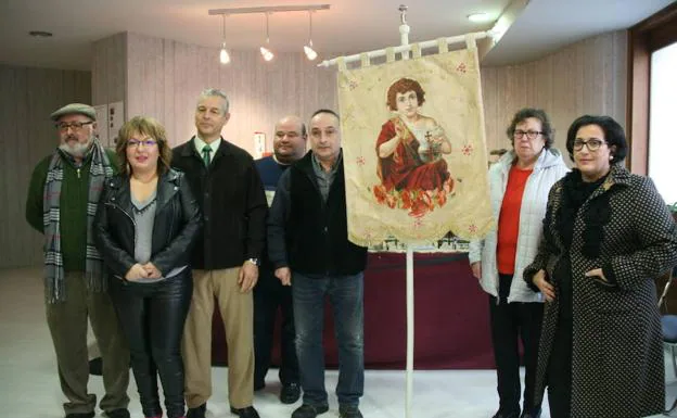 Las artesanas, la concejala de Cultura, los sacerdotes, Juan Carlos Llorente y varios cofrades junto al estandarte recién restaurado. 