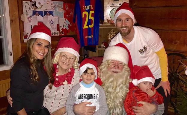 Leo Messi con Antonella Roccuzzo, sus hijos Mateo y Thiago y los padres de la modelo. 