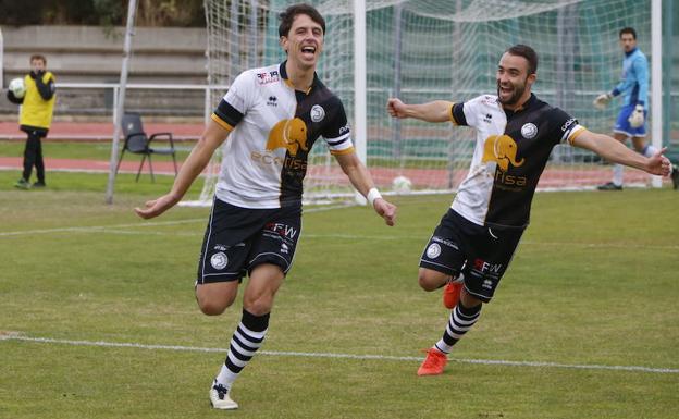 Oskar Martín, en el centro junto a Cristo, celebra uno de sus goles con Unionistas. 