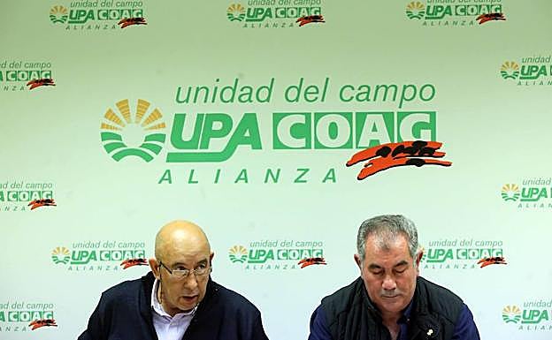 El coordinador de la Alianza UPA-COAG, Aurelio Pérez, (izquierda) y el Coordinador Alianza UPA-COAG, Aurelio González, hacen balance de 2017 y de los retos que el sector tendrán que afrontar el próximo año.