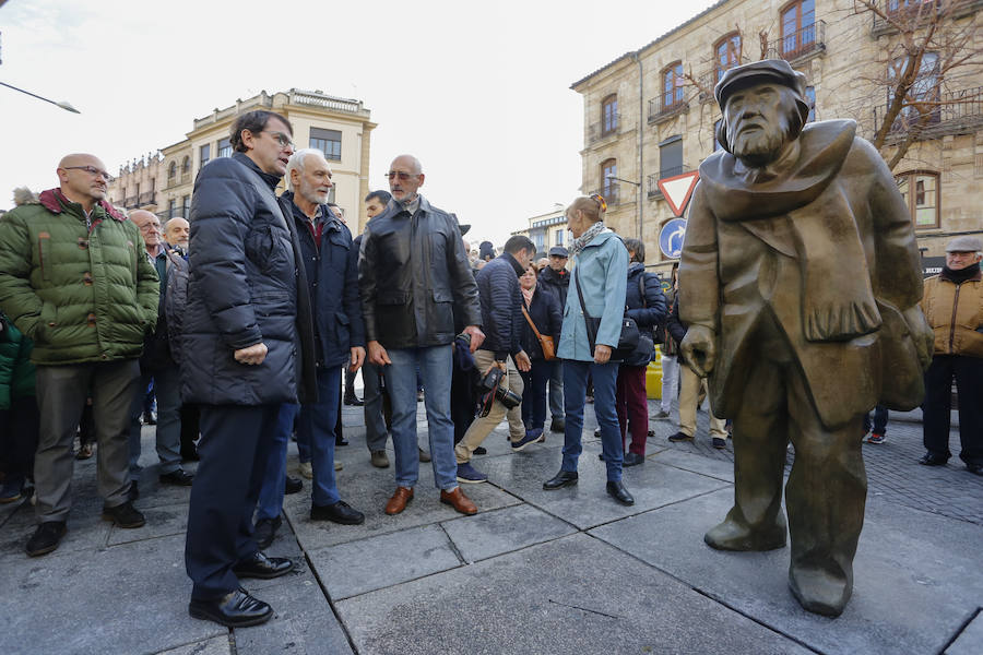 Salamanca descubre la estatua del famoso poeta, obra de Agustín Casillas, en la plazuela que tanto frecuentaba