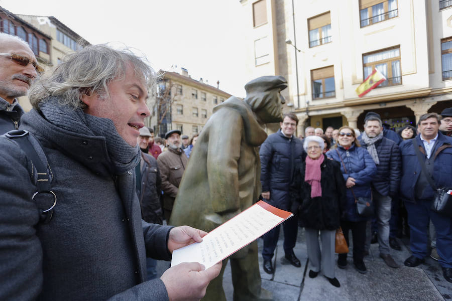 Salamanca descubre la estatua del famoso poeta, obra de Agustín Casillas, en la plazuela que tanto frecuentaba