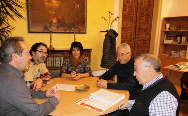 Reunión del alcalde de Zamora, Francisco Guarido, con los portavoces del Movimiento en Defensa de la Sanidad Pública de Zamora.