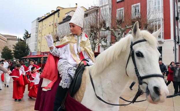 El Obispillo ha recorrido la ciudad a lomos de un caballo blanco