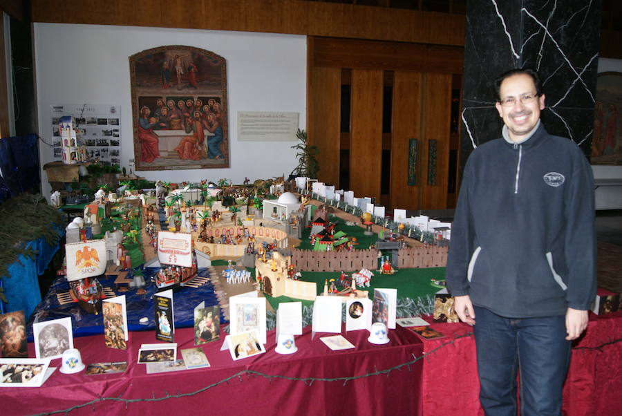 Un centenar de figuras de Playmobil conforman el Belén del Seminario