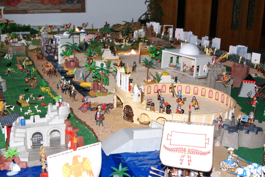 Un centenar de figuras de Playmobil conforman el Belén del Seminario