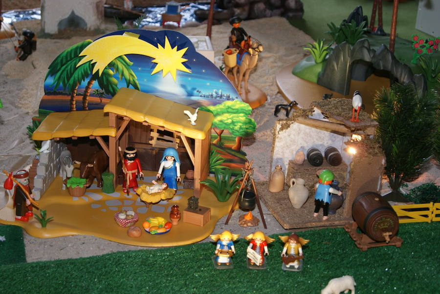 Un centenar de figuras de Playmobil conforman el Belén del Seminario