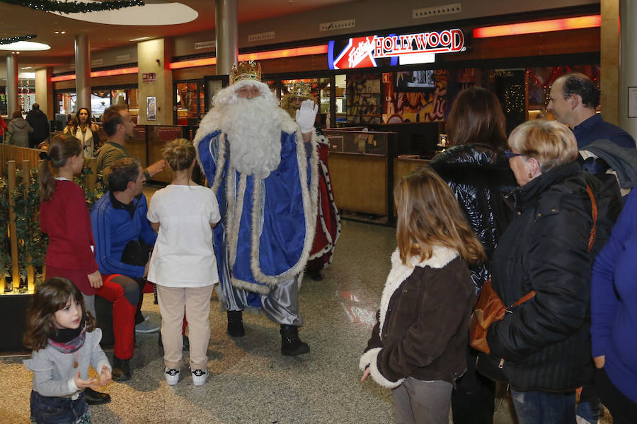 Los Reyes Magos llegan al centro comercial El Tormes