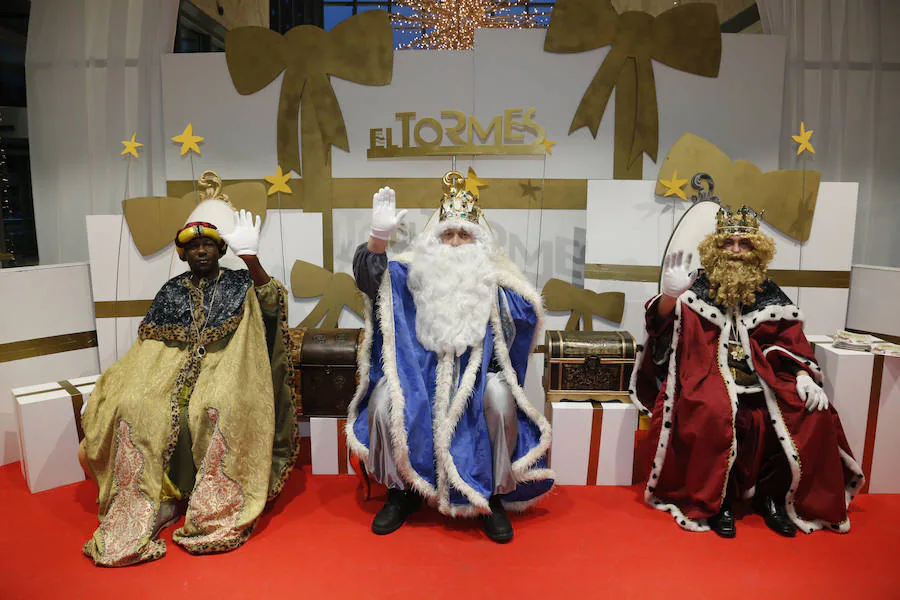 Los Reyes Magos llegan al centro comercial El Tormes