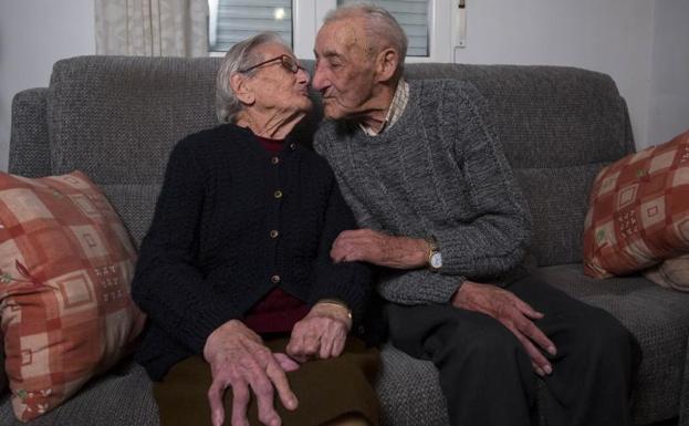 Ángela Fernández y Arsenio Alonso, en el salón de su casa en Valladolid.