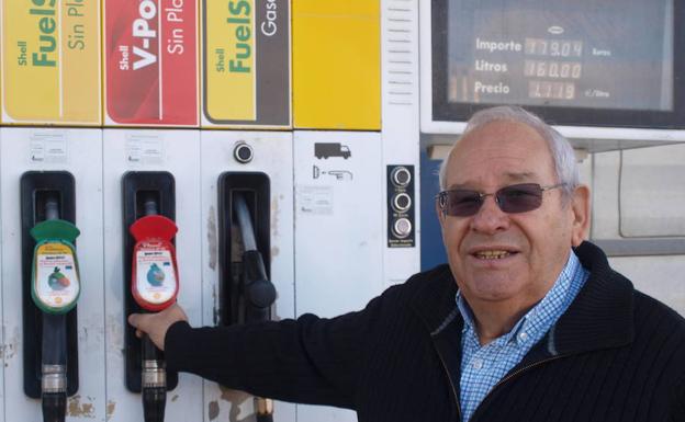 Horacio Sansegundo, en la gasolinera que gestiona en Laguna de Duero. 