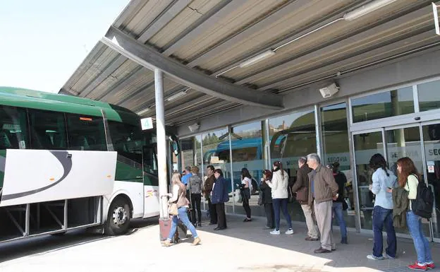 Viajeros esperan a subir a uno de los autobuses que cubren el trayecto entre Segovia y Madrid. 