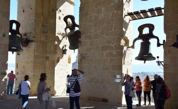 Visitantes en la torre de la Catedral de Segovia. 