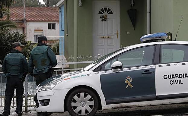 La Guardia Civil registra la vivienda del sospechoso.