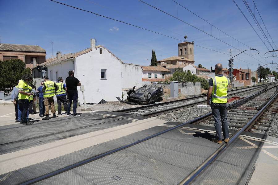 Un hombre salva la vida al ser arrollado por un tren el vehículo que conducía en Mágaz de Pisuerga.
