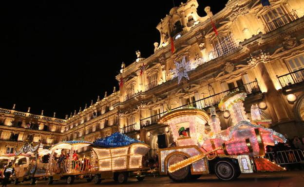 Algunas de las carrozas del pasado año, a su paso por la Plaza Mayor de Salamanca. 