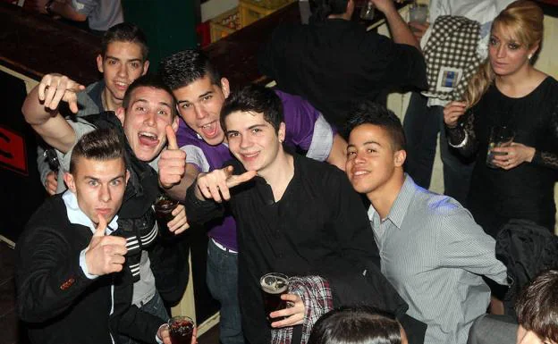 Unos jóvenes saludan durante una Nochevieja anterior en un local de Segovia. 