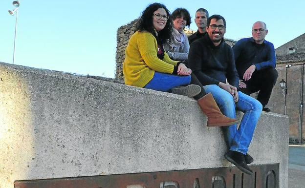 Los emprendedores, en una de las zonas más céntricas del pueblo, en las inmediaciones de la Casa del Parque.